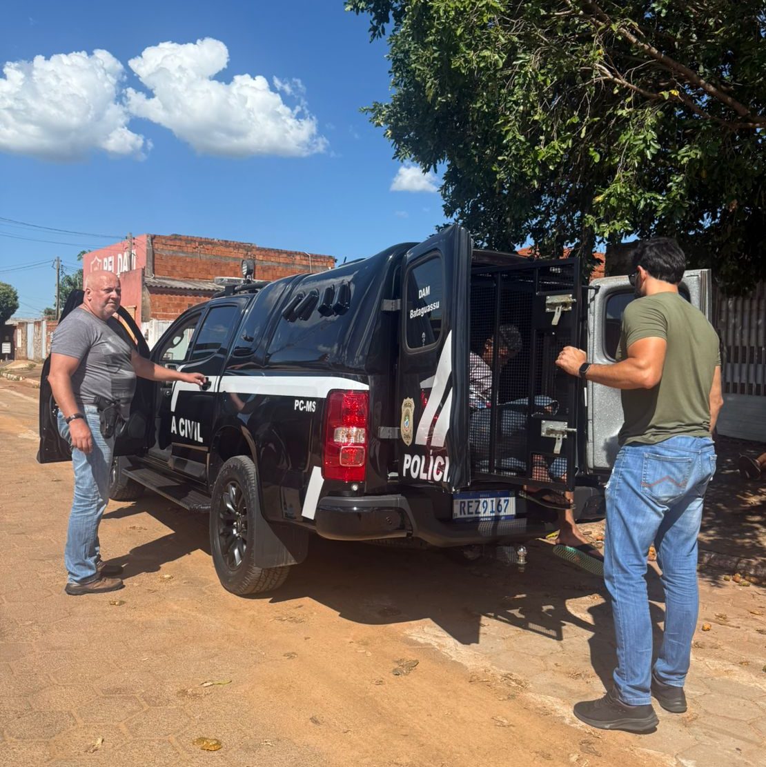 Homem é preso após queimar roupas íntimas da esposa e ameaçá-la de morte em MS