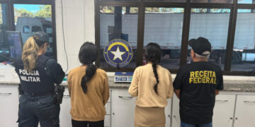 Adolescentes engolem cápsulas de cocaína ao tentar entrar no Brasil pela fronteira