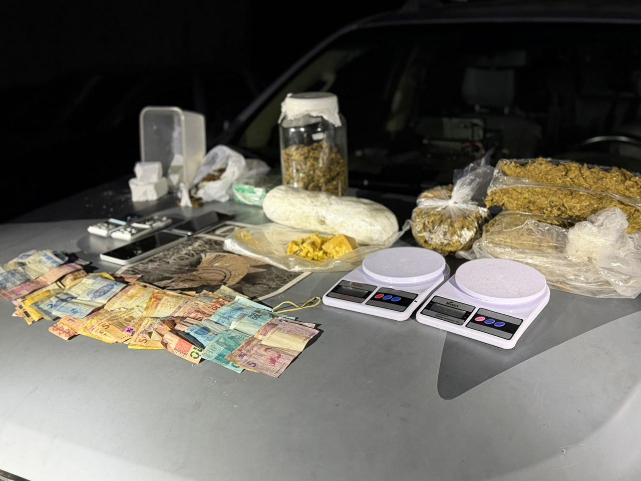 Menor é apreendido com quase 5 quilos de drogas após denúncia de tráfico