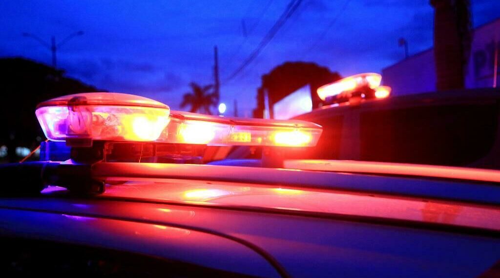 Homem é preso após bater van em muro enquanto dirigia alcoolizado
