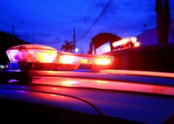 Homem é preso após bater van em muro enquanto dirigia alcoolizado Homem é preso após bater van em muro enquanto dirigia alcoolizado