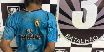 Mulher é esfaqueada no braço, pescoço e perna e marido preso