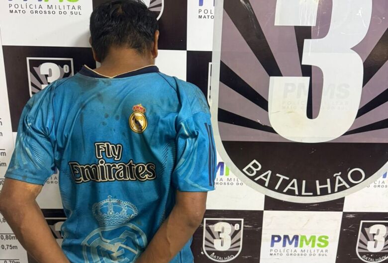 Mulher é esfaqueada no braço, pescoço e perna e marido preso