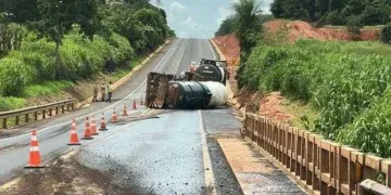 Carreta tomba, derrama diesel em rodovia e empresa é multada em R$ 74 mil