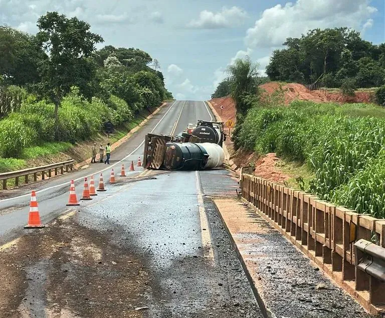 Carreta tomba, derrama diesel em rodovia e empresa é multada em R$ 74 mil