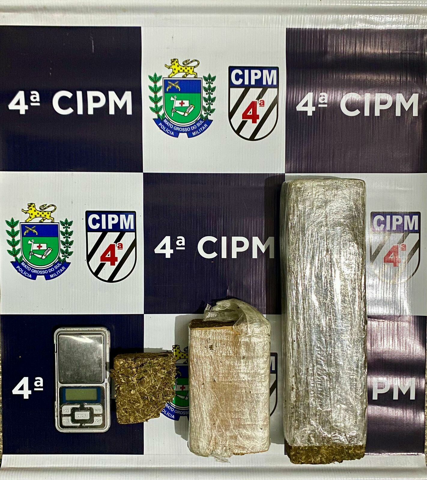Homem é preso ao tentar descartar mais de 1 quilo de maconha