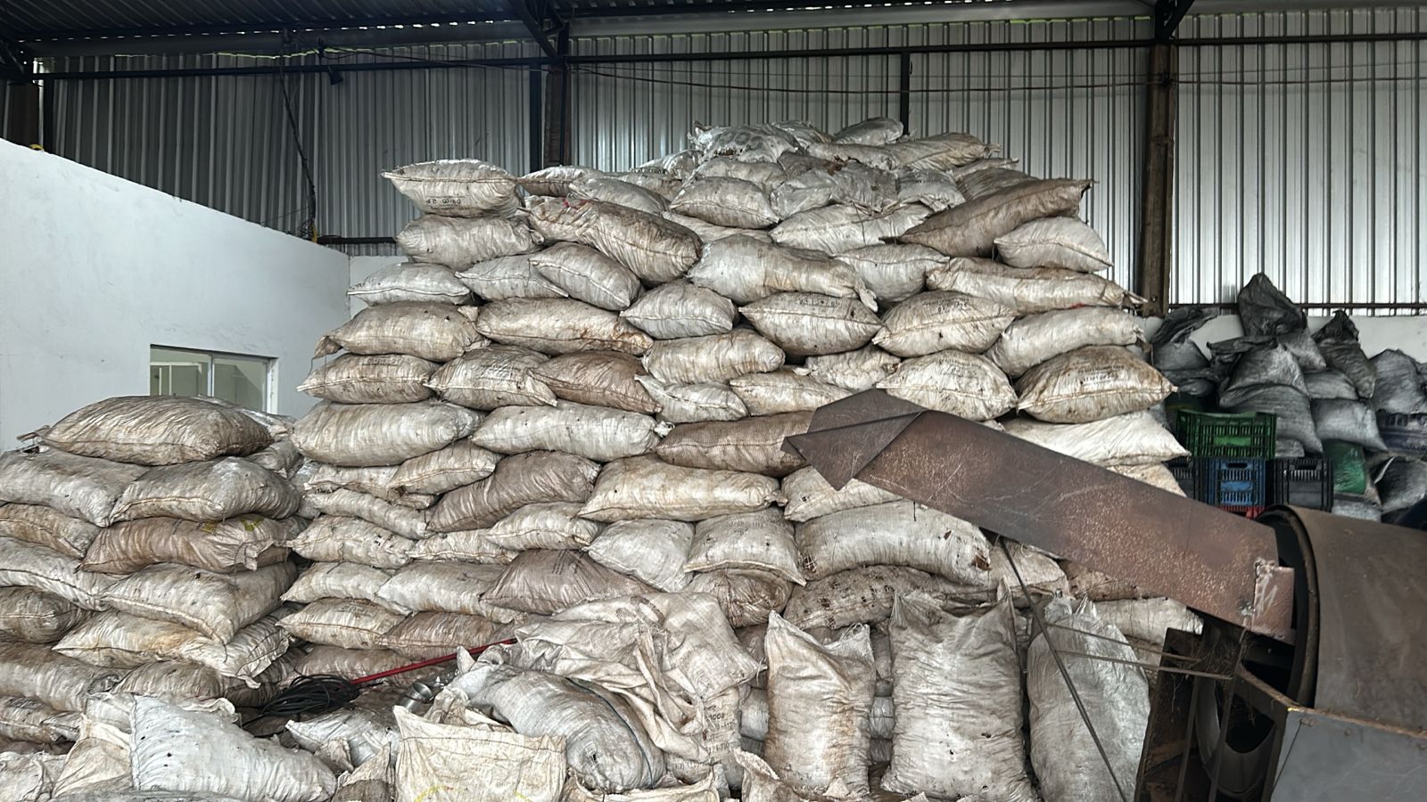 Carvoaria clandestina é fechada em área industrial de Campo Grande