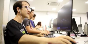 Estado abre 117 vagas para curso técnico em Desenvolvimento de Sistemas e mira alta demanda em TI