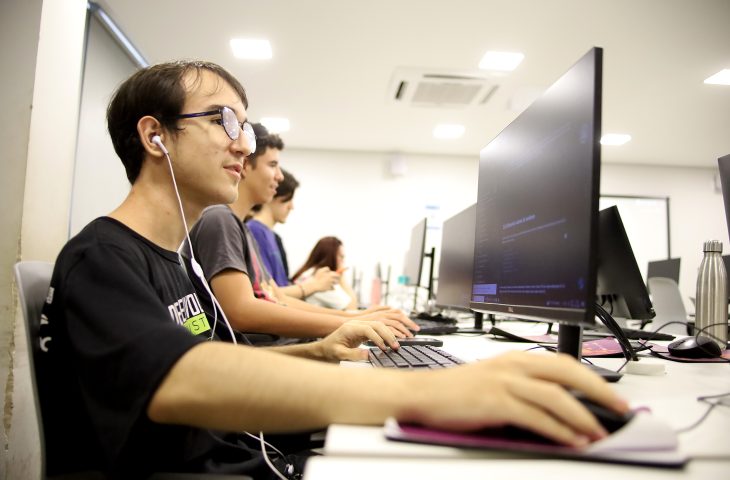 Estado abre 117 vagas para curso técnico em Desenvolvimento de Sistemas e mira alta demanda em TI