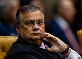 Do “auxílio-peru” ao “auxílio iPhone”: Dino manda suspender penduricalhos que inflaram supersalários Do “auxílio-peru” ao “auxílio iPhone”: Dino manda suspender penduricalhos que inflaram supersalários