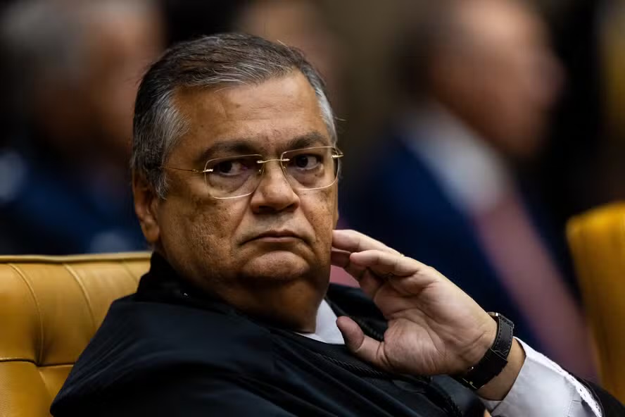 Do “auxílio-peru” ao “auxílio iPhone”: Dino manda suspender penduricalhos que inflaram supersalários