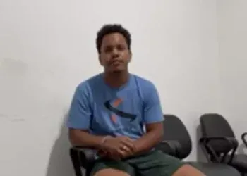 Sem demonstrar arrependimento, jovem relata em vídeo como matou namorada