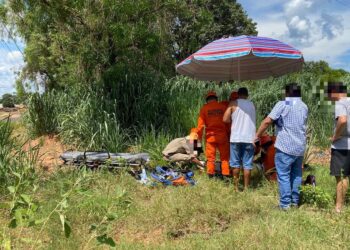 Motociclista é arremessado após acidente com Jeep e sofre fratura na perna