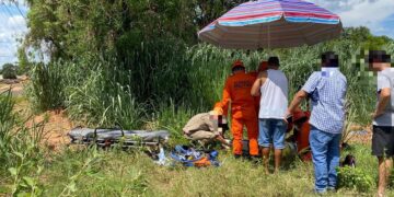 Motociclista é arremessado após acidente com Jeep e sofre fratura na perna