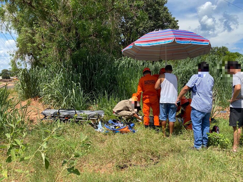 Motociclista é arremessado após acidente com Jeep e sofre fratura na perna