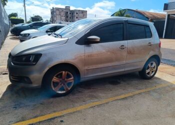 Jovem é preso dirigindo carro furtado adaptado para contrabando