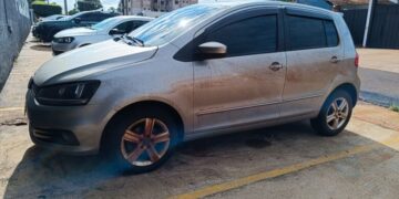 Jovem é preso dirigindo carro furtado adaptado para contrabando