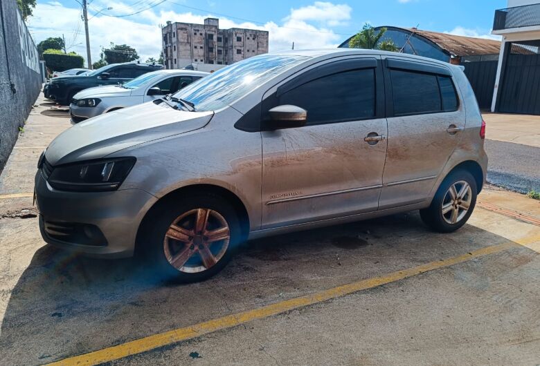 Jovem é preso dirigindo carro furtado adaptado para contrabando