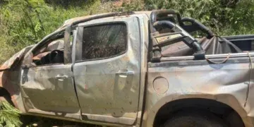 Motorista e passageiro escapam com ferimentos leves após caminhonete capotar na BR-060