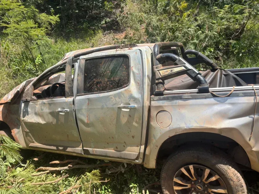 Motorista e passageiro escapam com ferimentos leves após caminhonete capotar na BR-060