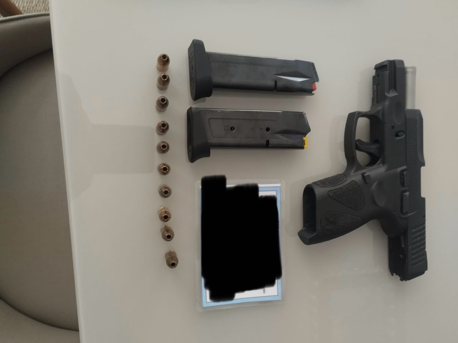 Operação “Mulheres” resulta em apreensão de pistolas após suspeito ameaçar ex-colega de trabalho