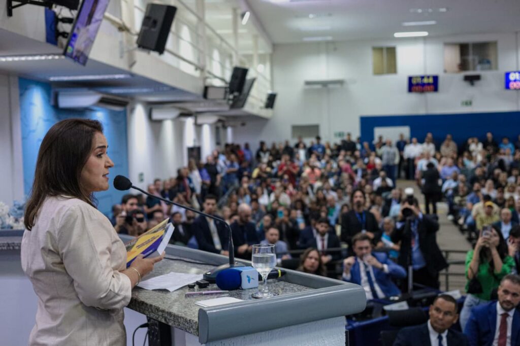 Na volta aos trabalhos da Câmara, prefeita destaca parceria e investimentos Na volta aos trabalhos da Câmara, prefeita destaca parceria e investimentos