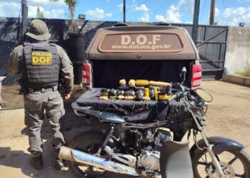 Homem é detido com haxixe escondido em moto