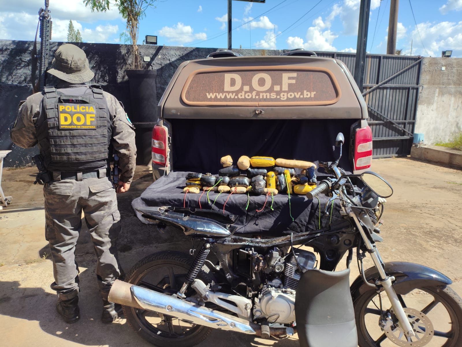 Homem é detido com haxixe escondido em moto