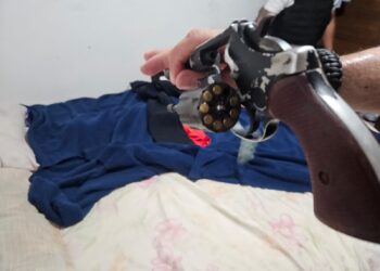 Mulher é mantida em cárcere privado, espancada e ameaçada junto ao filho