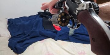 Mulher é mantida em cárcere privado, espancada e ameaçada junto ao filho