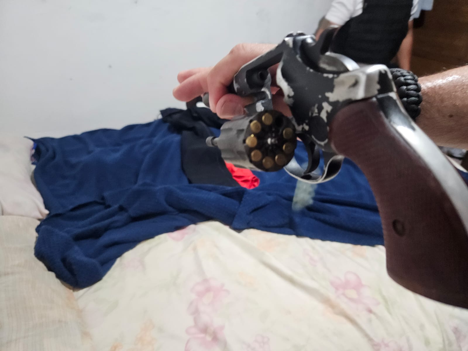 Mulher é mantida em cárcere privado, espancada e ameaçada junto ao filho