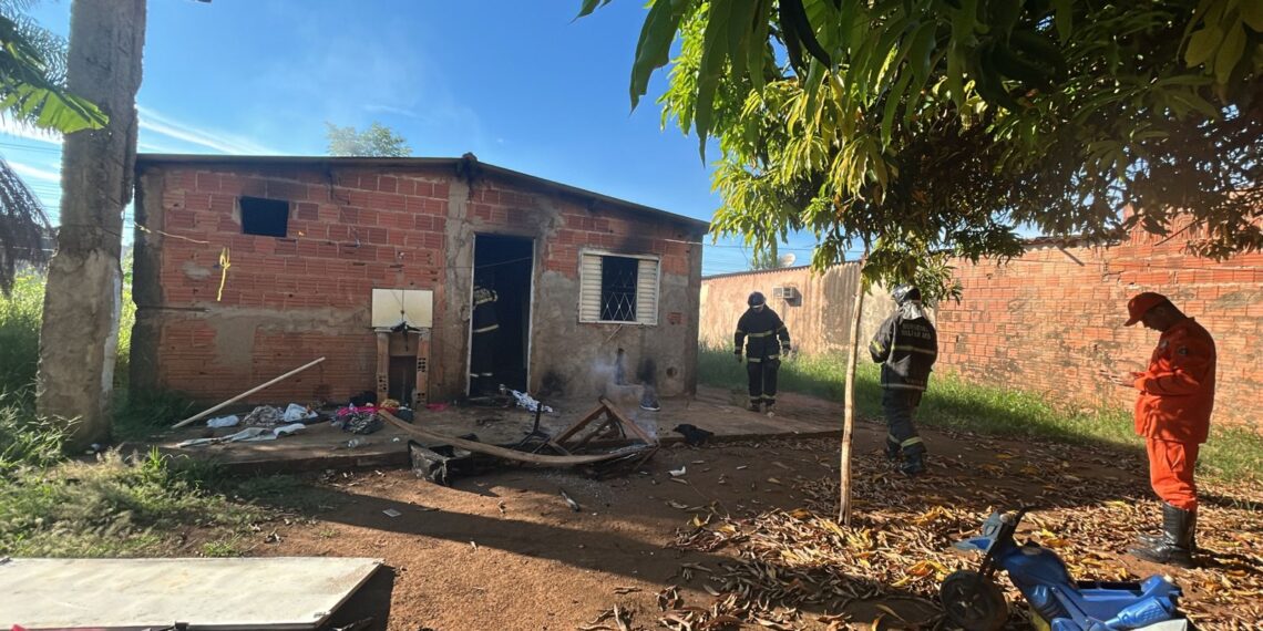 Casa é consumida pelo fogo e teto corre risco de desabar no Nova Campo Grande