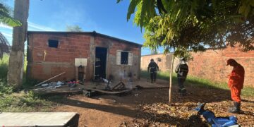 Casa é consumida pelo fogo e teto corre risco de desabar no Nova Campo Grande