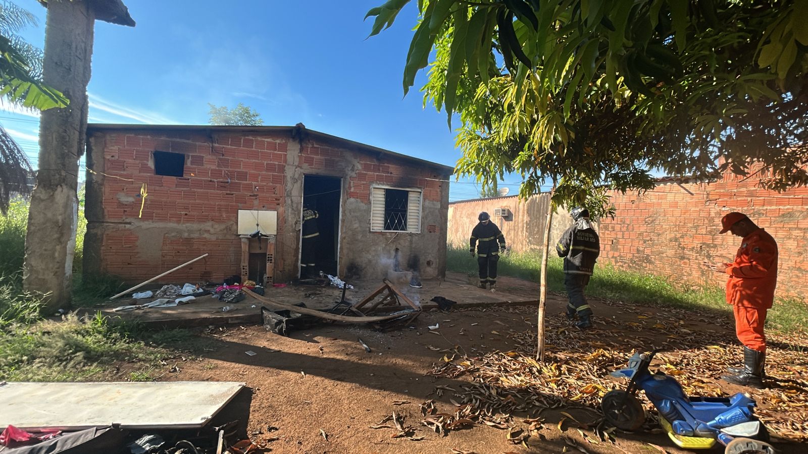 Casa é consumida pelo fogo e teto corre risco de desabar no Nova Campo Grande