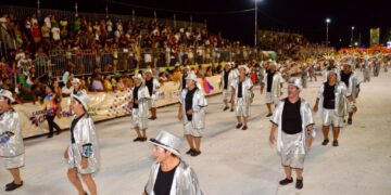 Folião morre ao passar mal assistindo desfile na Praça do Papa
