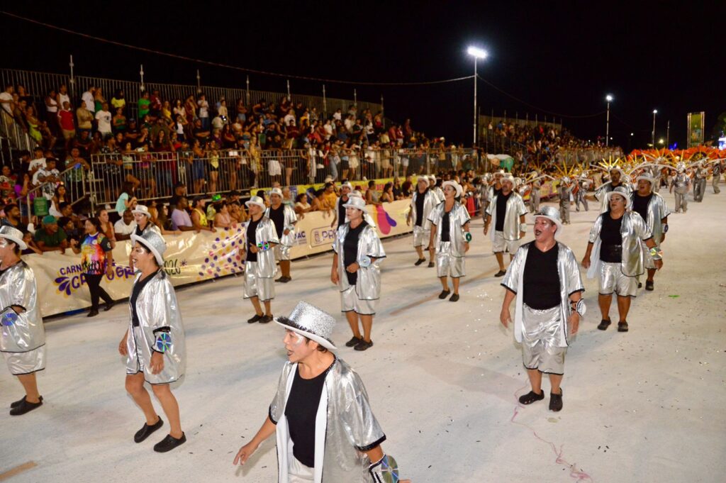 Folião morre ao passar mal assistindo desfile na Praça do Papa