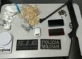 Casa do tráfico é descoberta e polícia apreende drogas e arma