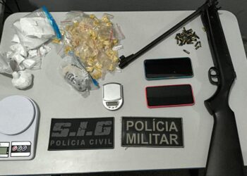 Casa do tráfico é descoberta e polícia apreende drogas e arma