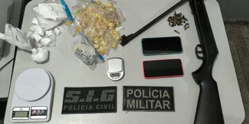 Casa do tráfico é descoberta e polícia apreende drogas e arma