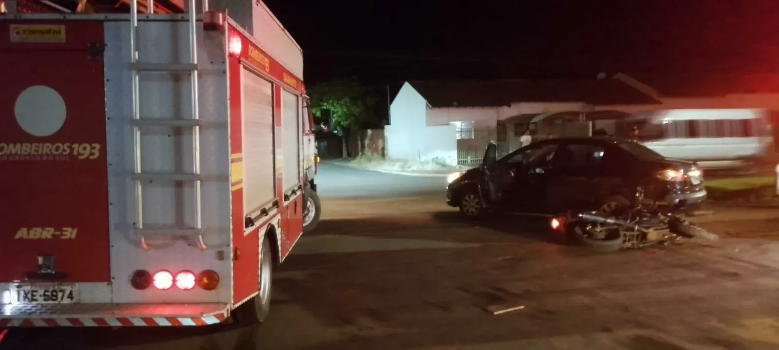 Motociclista fica ferida após motorista invadir preferencial