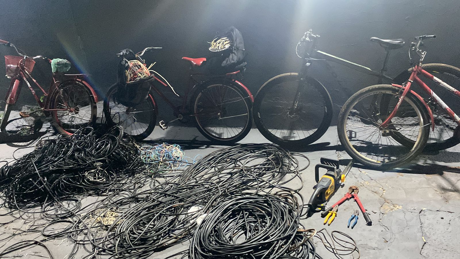 Quadrilha é presa por furtar fios da rede pública e abastecer esquema de receptação