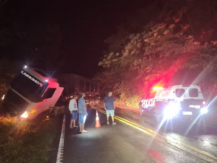 Carreta sai da pista e interdita BR-060 na Serra Sucuriú