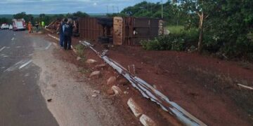 Motorista morre após tombamento de carreta boiadeira na BR-158