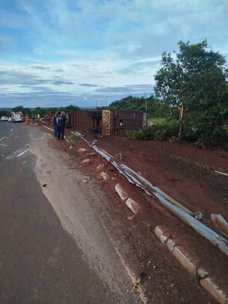 Motorista morre após tombamento de carreta boiadeira na BR-158