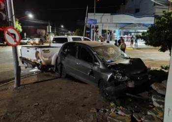 Batida entre carros deixa três feridos na madrugada