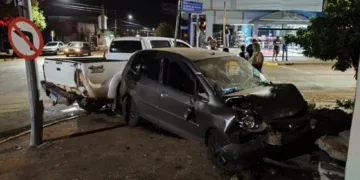 Batida entre carros deixa três feridos na madrugada