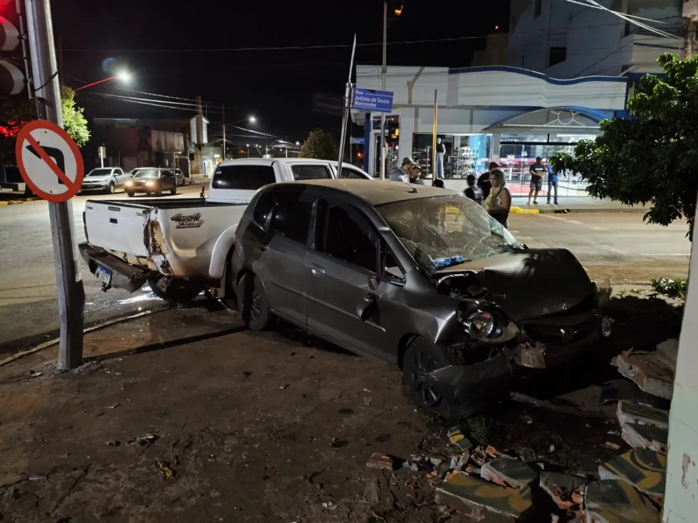 Batida entre carros deixa três feridos na madrugada
