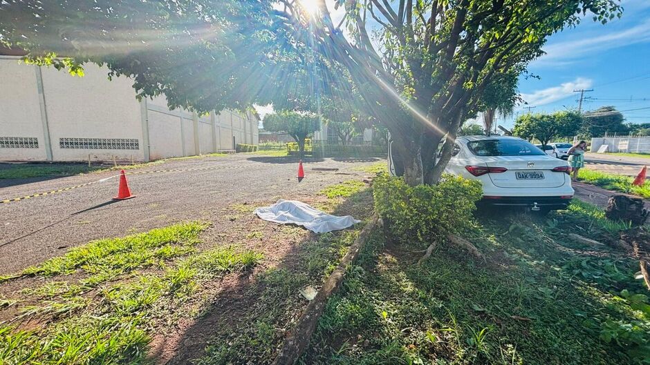 Motorista morre após bater em árvore em Campo Grande