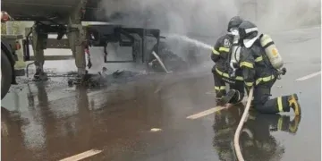 Incêndio atinge caminhão de carga na MS-306 e mobiliza Bombeiros