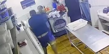 Mulher apanha por quase 5 minutos segurando filha de 2 anos; vídeo flagrou ataque